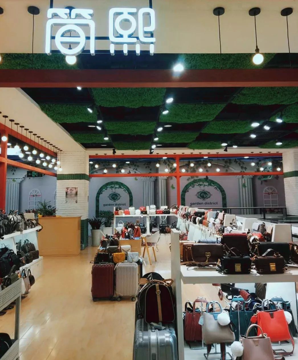 十堰美女千千万,昨天邮电街上就占了一大半!啥情况?