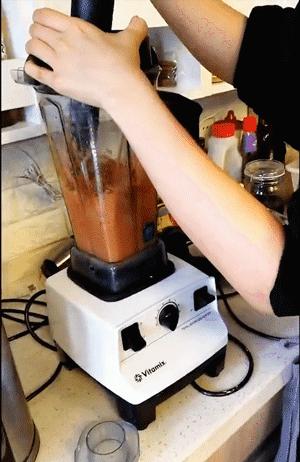 她连续三年，走遍大半个韩国学习传统泡菜，改良后的泡菜，要排单一个星期以上才能买到！