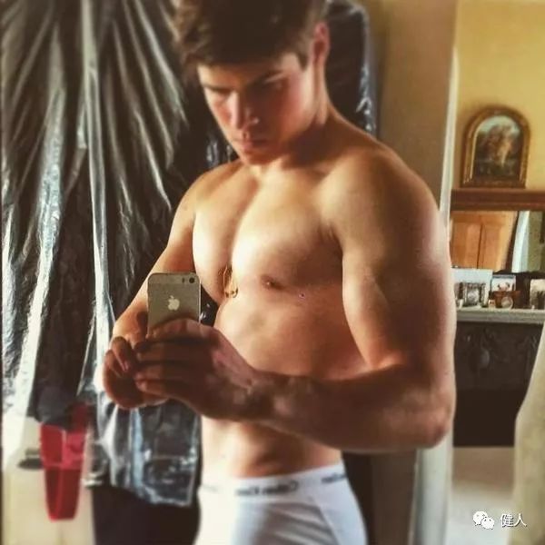 王子靠半裸照火了？原来他才是皇室最有料的小鲜肉...