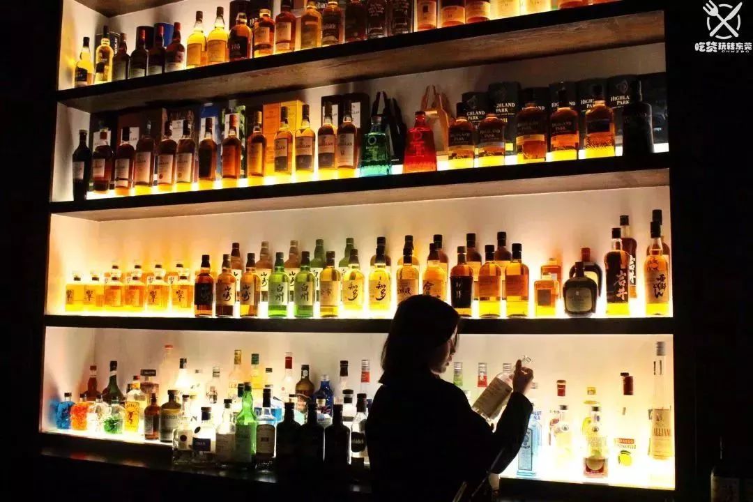 隐藏的威士忌酒柜,隐藏很深的酒