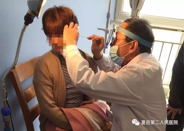 把小珠子塞耳朵里,小孩子淘气把珠子弄在耳朵里