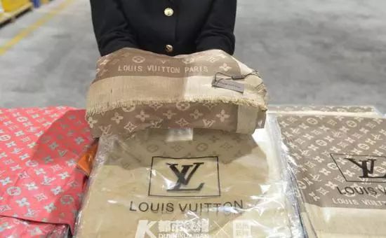 9000条假冒“LV”围巾，批发价11元/条