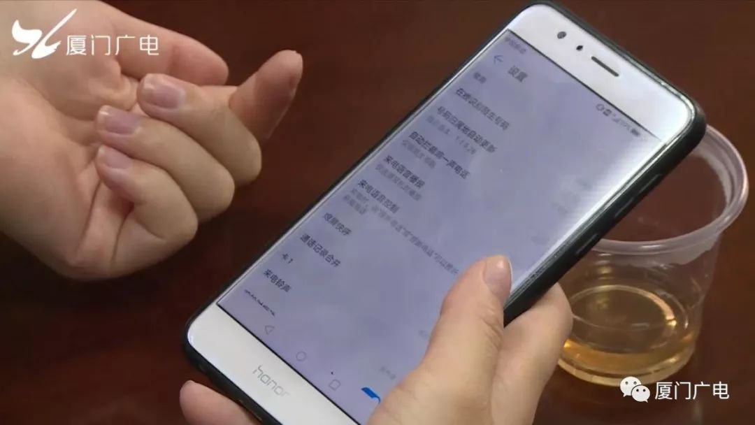 陌生男子让她去开房，女子照做。谁料民警从天而降，剧情反转！