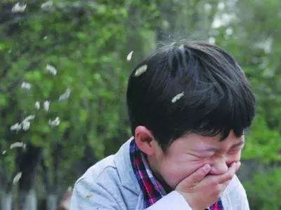 女子被风景“闪瞎”双眼，小长假出游，这类人尤其要小心