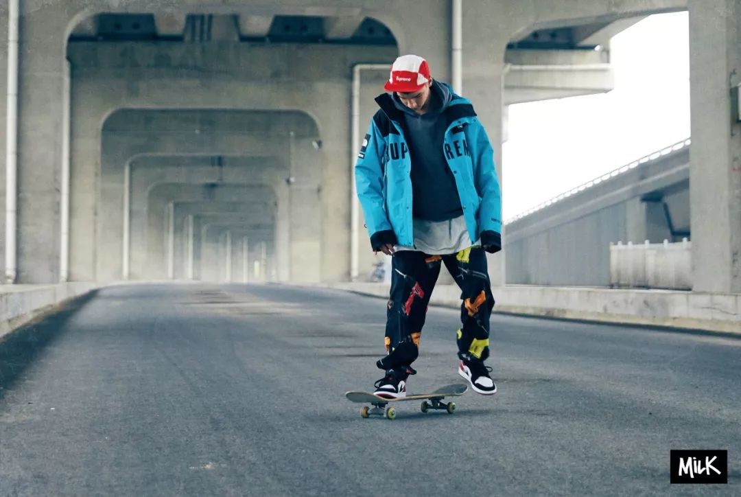 百褶裙搭配老爹凉鞋,秋冬新款时尚拼接百褶裙