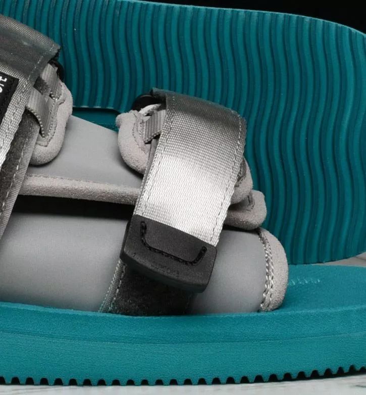 百褶裙搭配老爹凉鞋,秋冬新款时尚拼接百褶裙