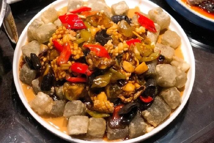 【吃在大连】Emmmm,臭豆腐烤鱼,味道比想像的要更激烈!