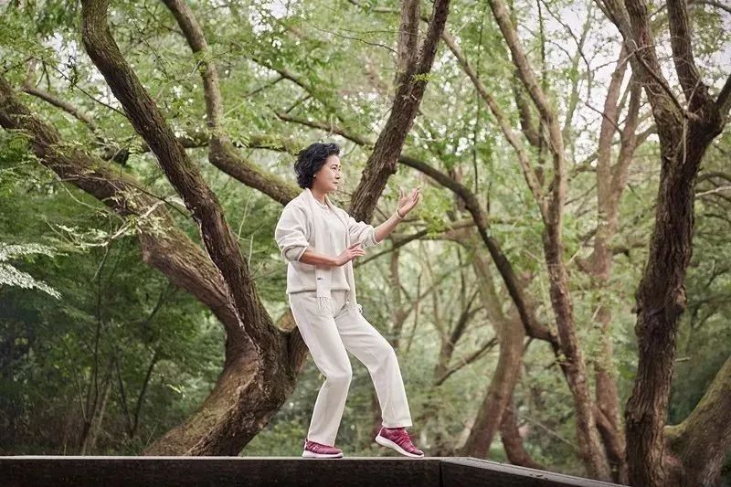 专为父母设计的健步鞋，防滑轻巧、透气时髦，我们自己穿也行！