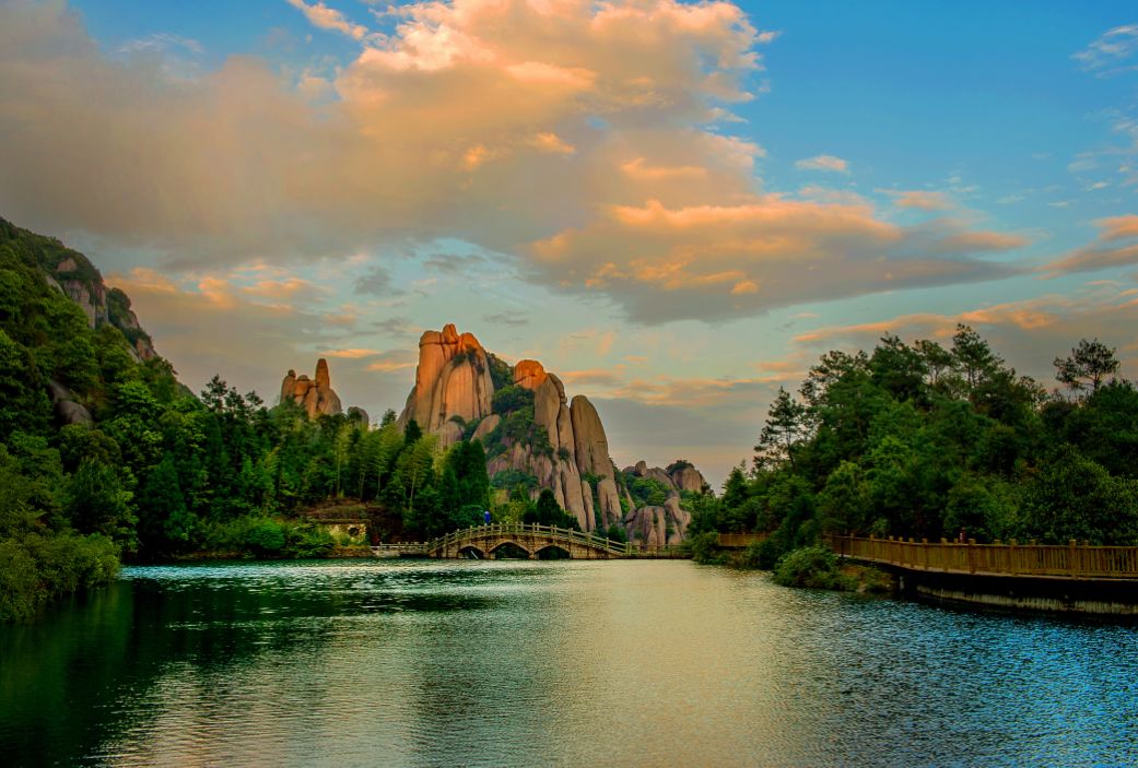 有海上天湖佛国仙都之美誉的城市,游玩一座神奇山