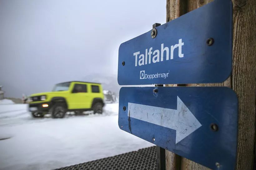 铃木吉姆尼试驾视频,硬朗的造型全新铃木吉姆尼实车