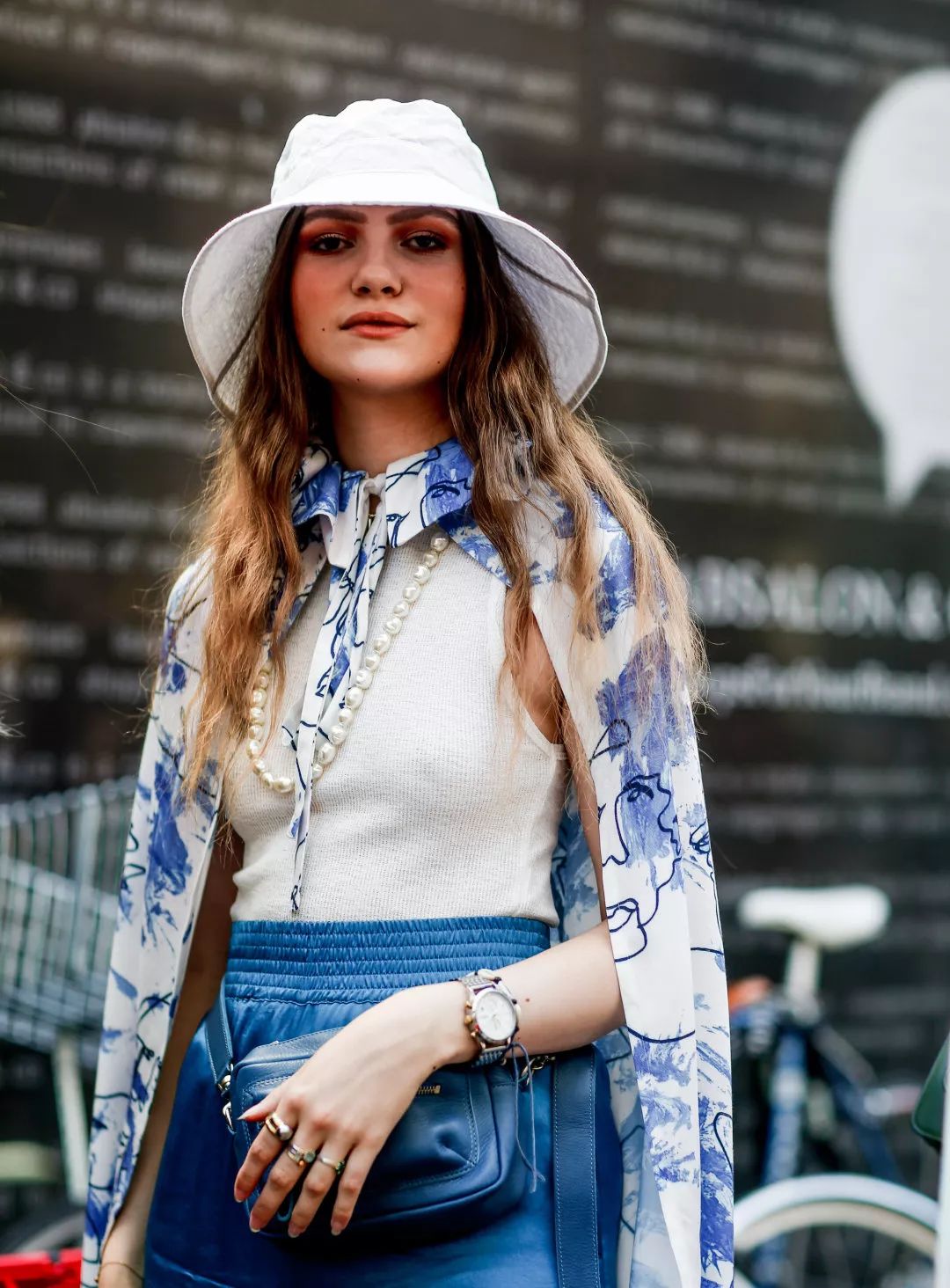 都在看MetGala的群魔乱舞,我却被哈卷的珍珠耳环给吸走!