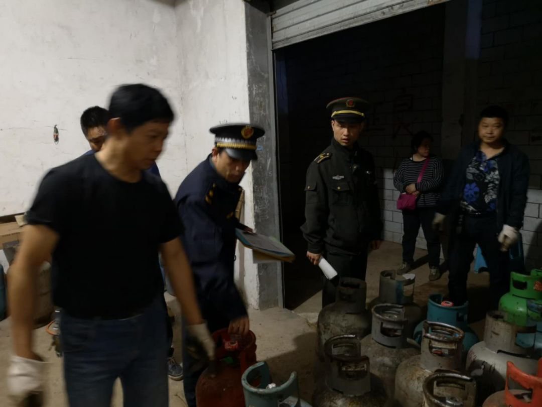 城管对违规液化气怎样处罚,城管夜查104瓶液化气