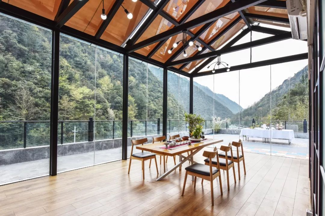 不必去芬兰了，杭州高铁1h就藏着一万颗星星的玻璃屋，过2天山野生活正好！