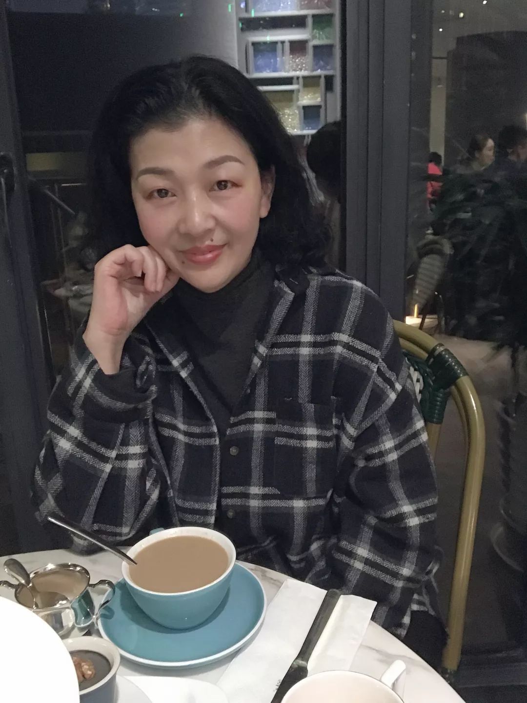 原来这些长相年轻的妈妈都有一套保养秘籍，赶紧转给我妈看~