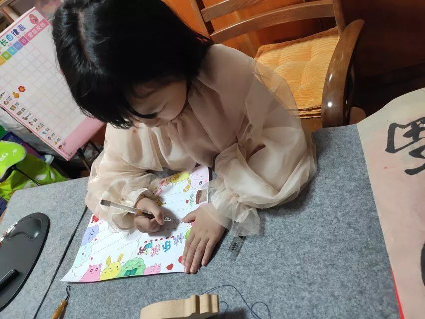 品味翰墨文香，记录阅读时光——丁荷111班阅读小报