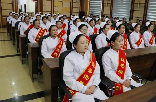 护士节表彰大会致敬老前辈,护士节表彰满三十年护士