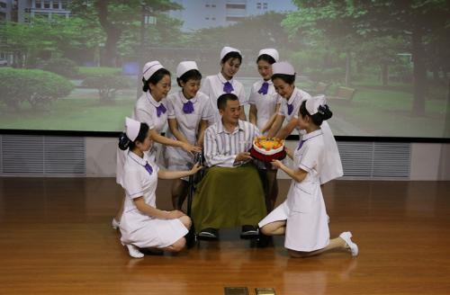 护士节表彰大会致敬老前辈,护士节表彰满三十年护士