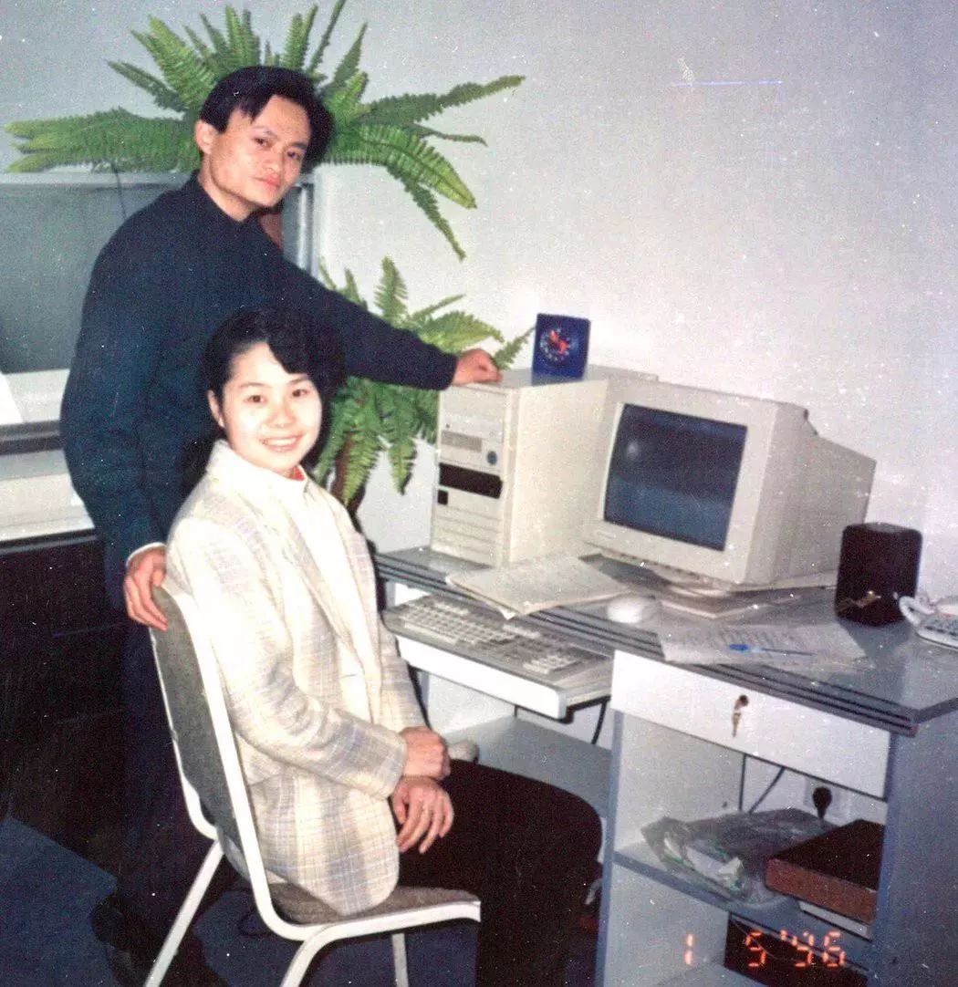 一间办公室如何布置办公桌,老板奢华办公室布置