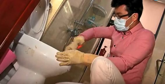 马桶下水管道一直有异味怎么解决,马桶里的脏东西洗不下来怎么办