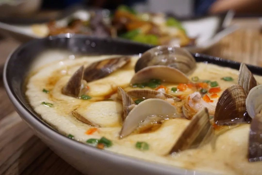 江苏同上海交界一桥之隔,上海苏州一河之隔