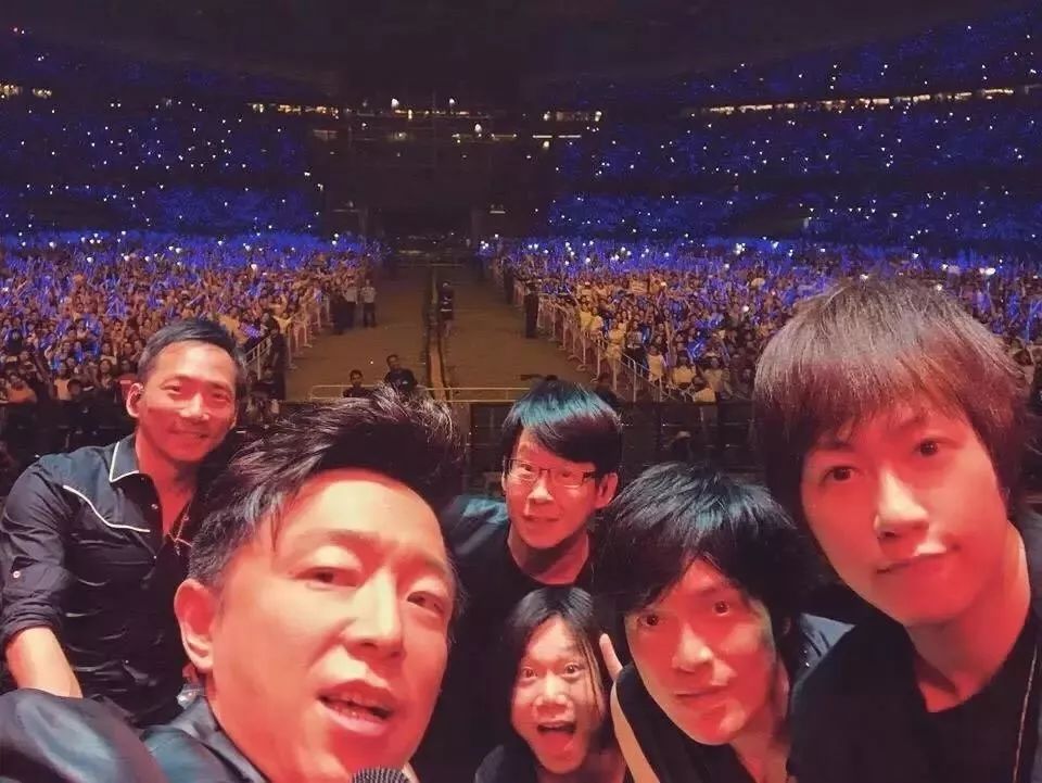 LOOK|*月天五**新电影·里面有你吗？