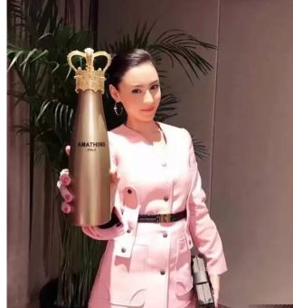 可以折叠的水壶好有创意,可以拉出来的爱心包包