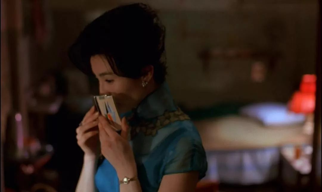 拎箱包的女人,女士买奢侈品包包还是买名表