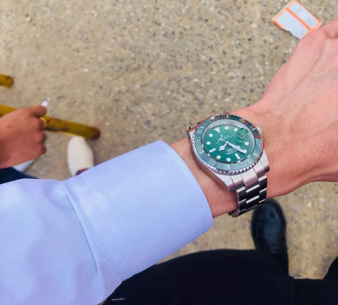 拎箱包的女人,女士买奢侈品包包还是买名表