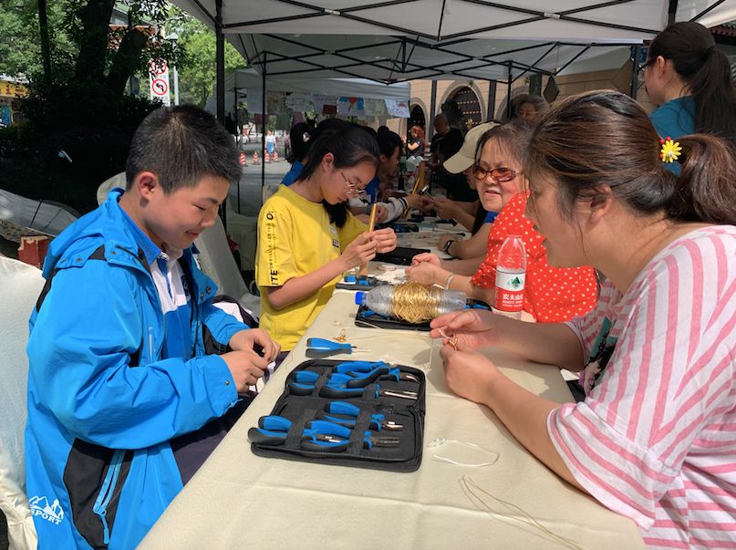 把课堂搬进剧场趣味演绎知识,把课堂搬进山野林间