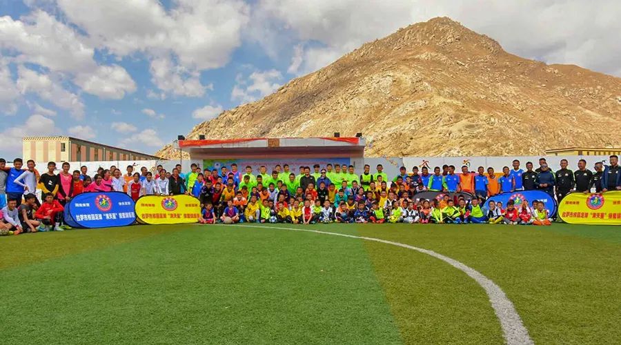 *藏西**自治区教育厅校园足球办领导莅临我市校园足球”满天星”训练营检查指导工作