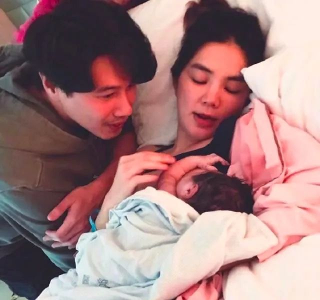 没有哪个女人能“笑”着走出这段时光，所有完美人设都是假装。