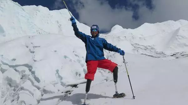 她地震中失去双腿,她在汶川地震失去双腿及女儿