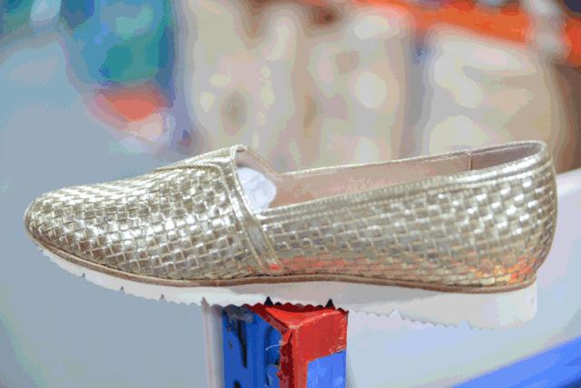 全场1折起！特步、金利来、碟愫、莱尔斯丹鞋子大特卖，最便只要50元！