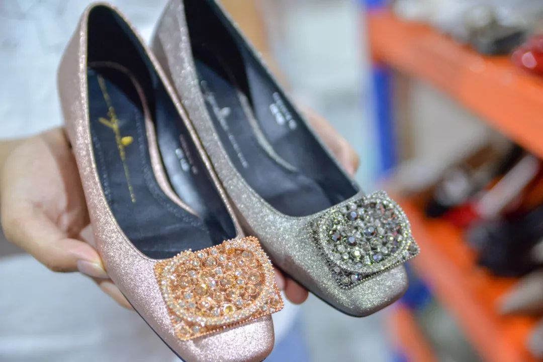 全场1折起！特步、金利来、碟愫、莱尔斯丹鞋子大特卖，最便只要50元！