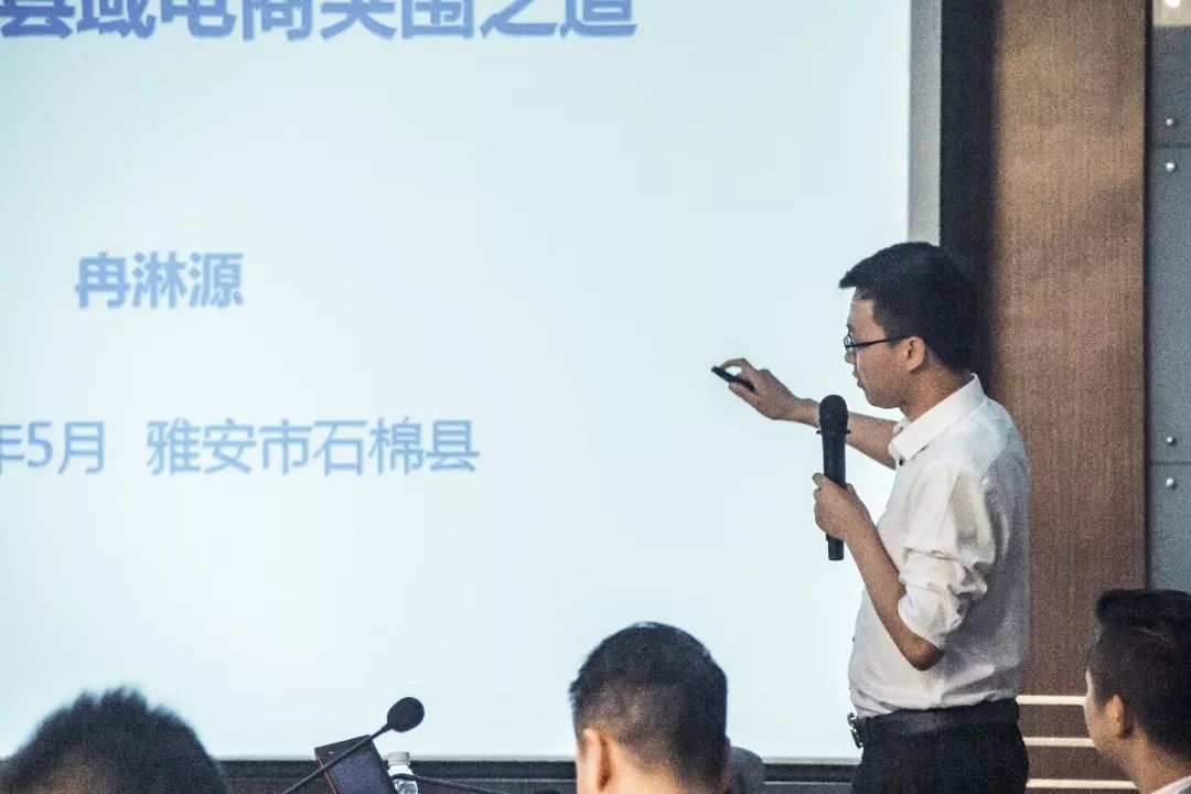 看表演吃美食,看表演吃自助的地方