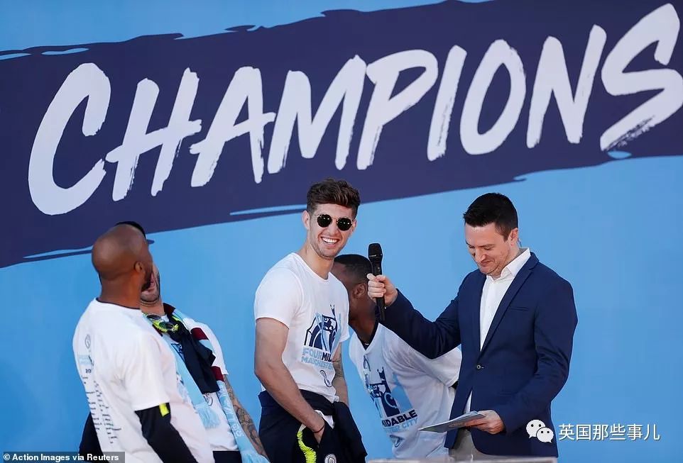 「vlog」登上球队大巴，被几万球迷包围，曼城四冠王夺冠巡游简直不能更嗨！