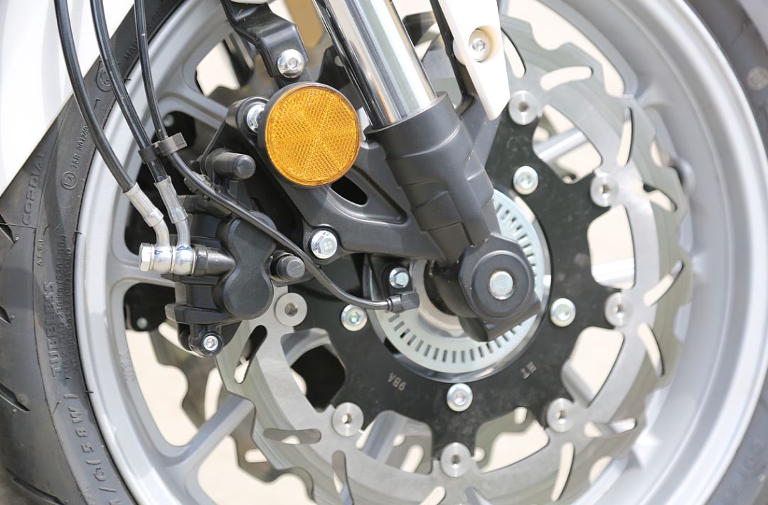 车评：24780元起，表现均衡易上手的双缸街车——KP350