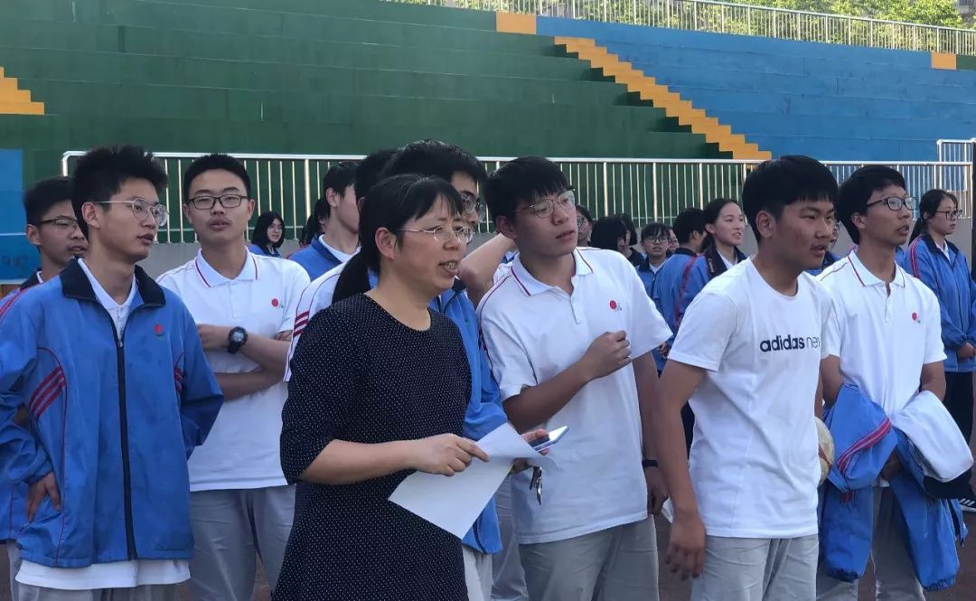 足球绕杆比赛,足球绕杆体育录像课