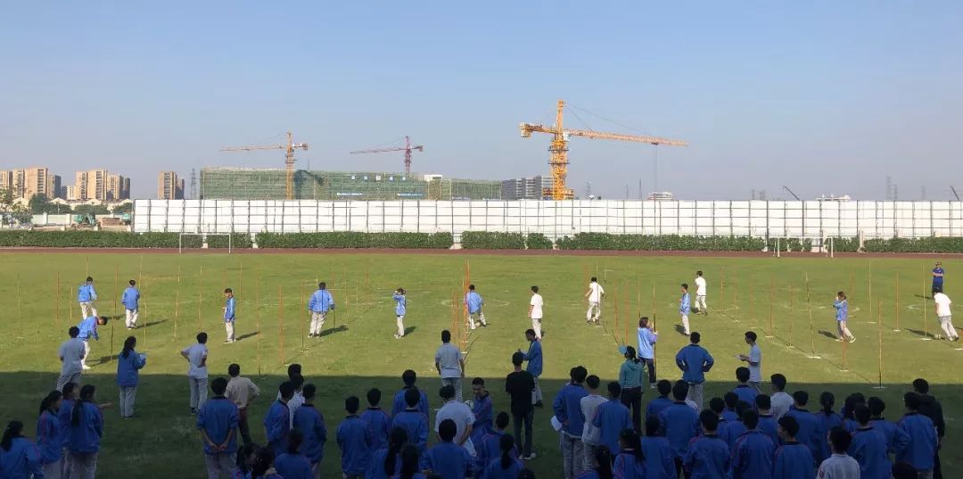 足球绕杆比赛,足球绕杆体育录像课