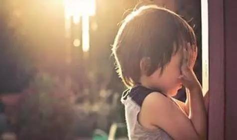 厦门5岁男孩把两颗玻璃珠塞进*体下**,还和姐姐一起瞒着父母!结果