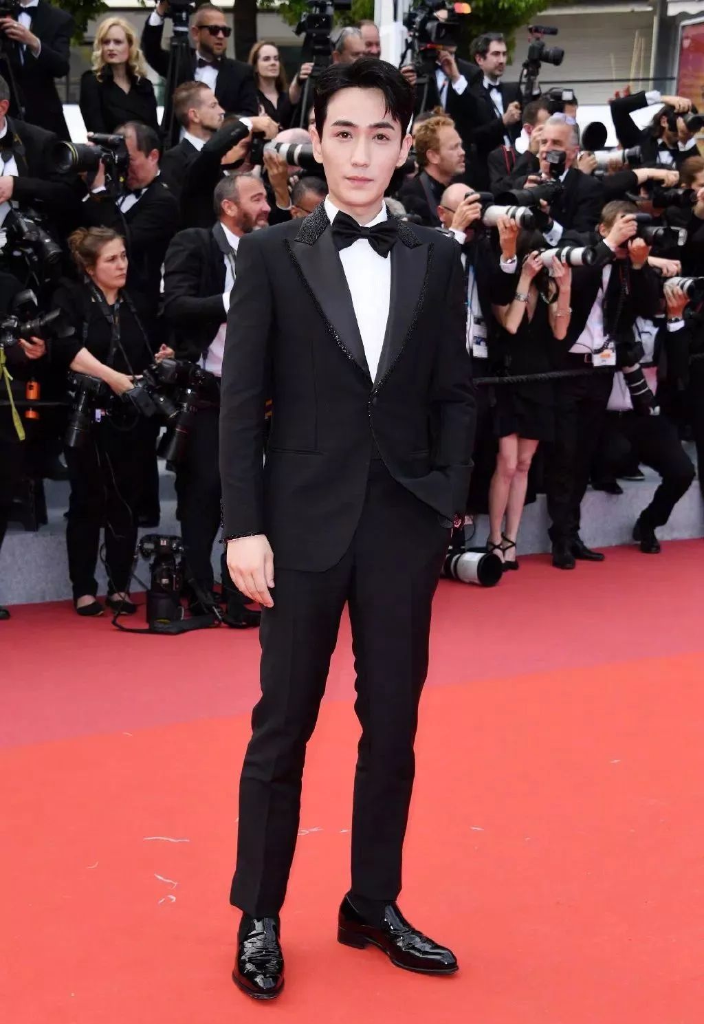 戛纳朱一龙入选作品,戛纳朱一龙白西装