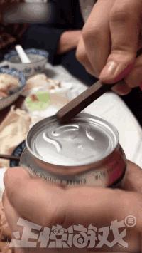 正惊GIF囧图：史上最硬核的学霸，女装大佬是怎么坐地铁的？