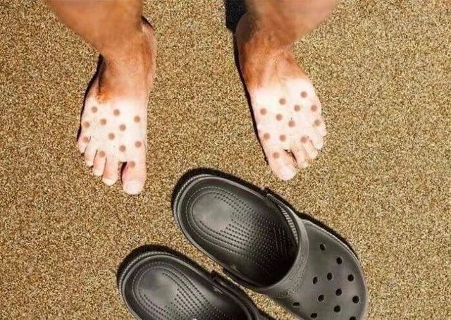 大姐穿这种鞋子，不让进图书馆，为什么？吵翻了！看完评论笑晕