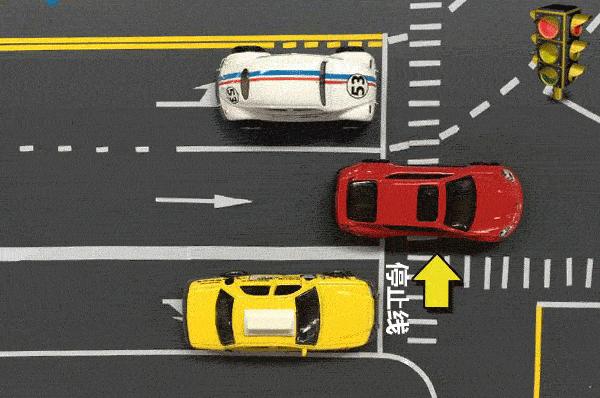 黄灯一直在闪经过黄灯过线扣分吗,黄灯变红灯已经越过斑马线扣几分