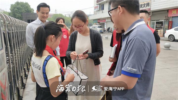 今天，海宁有61个小朋友收到神秘礼物，圆“小小心愿”