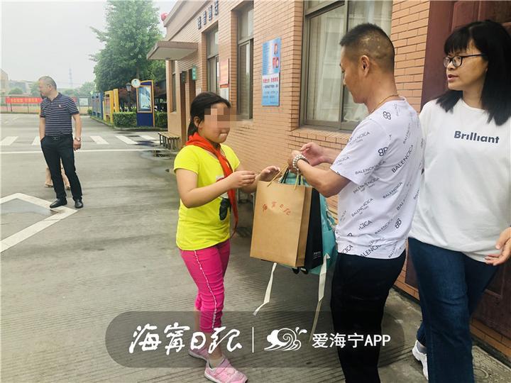 今天，海宁有61个小朋友收到神秘礼物，圆“小小心愿”
