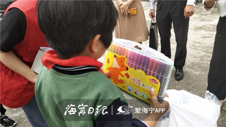 今天，海宁有61个小朋友收到神秘礼物，圆“小小心愿”
