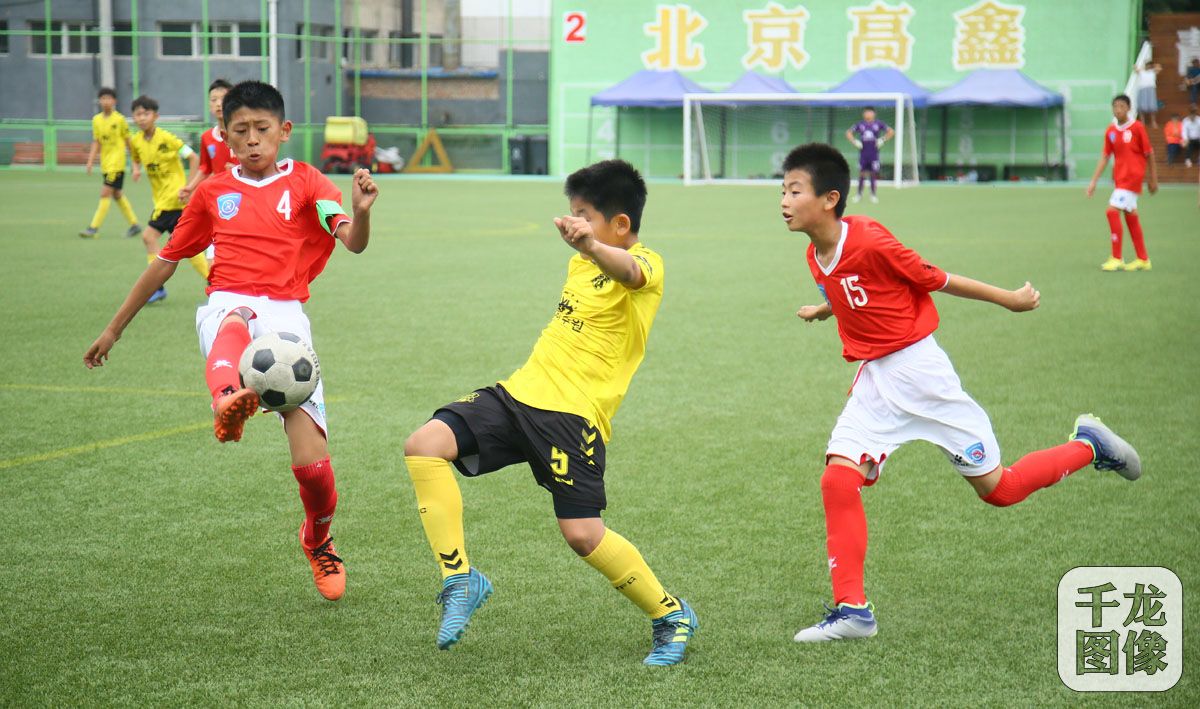 2019中韩足球少年绿茵场上过六一高鑫青训基地切磋球技比高低