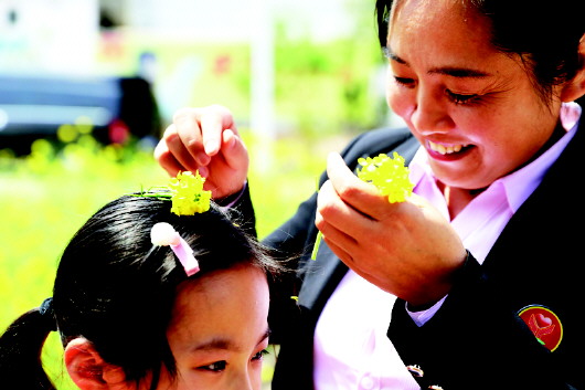 为残疾人和特困家庭撑起一片蓝天,大爱无疆为贫困孤儿撑起一片天