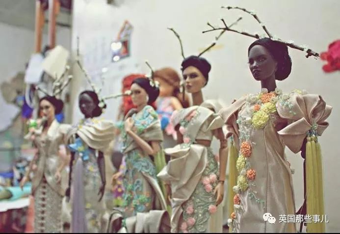 用布料给洋娃娃做衣服,手工高定时装